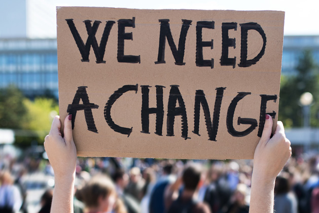 We need a change Demo-Plakat mit der Aufschrift: We need a change
