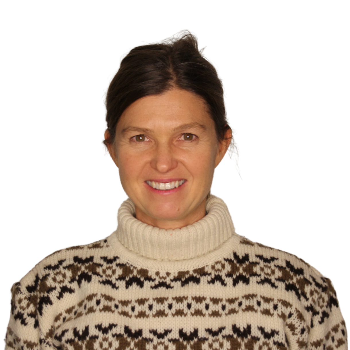 Andrea_Cederquist Porträt von Andrea Cederquist. Eine mittelalte Frau mit zurückgesteckten dunkelblonden Haaren lächelt in die Kamera. Sie trägt einen beigen Rollkragenpullover mit Norwegermuster.