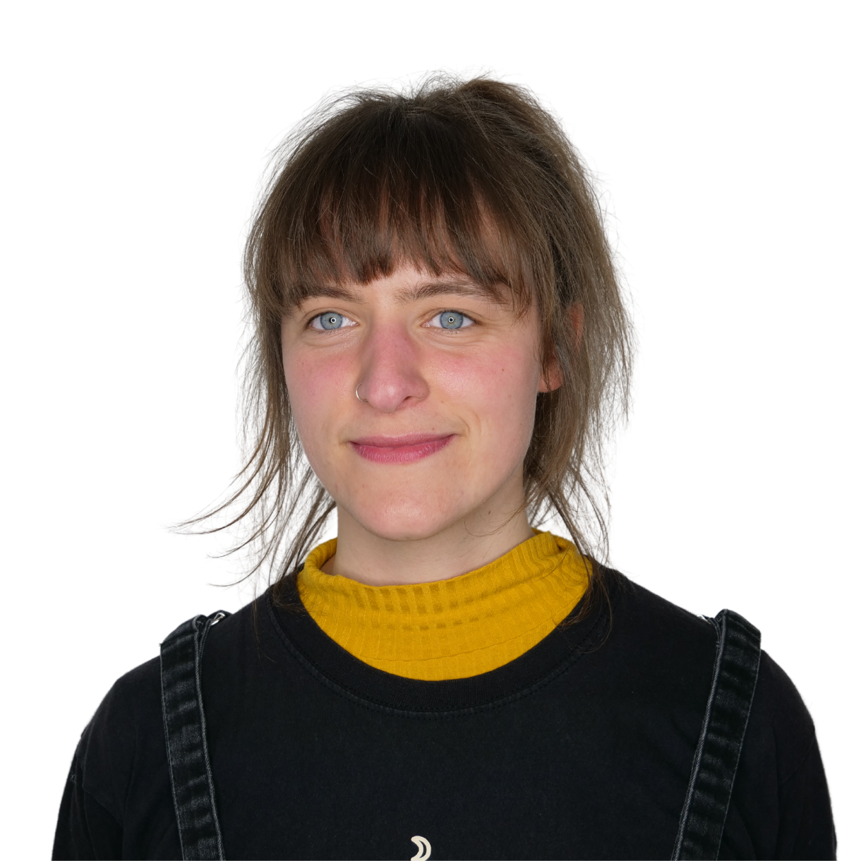 Rieke_Goetz Porträt von Rieke Goetz. Eine junge Frau mit braunen Haaren in einem Pferdeschwanz gebunden und mit Pony lächelt in die Kamera. Sie trägt einen schwarzen Pullover und darunter einen gelben Rollkragenpullover.
