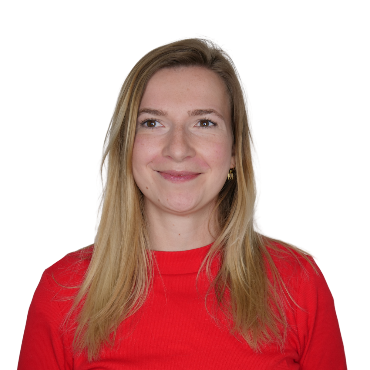Julia_Krause Porträt von Julia Krause. Eine junge Frau mit langen blonden Haaren lächelt in die Kamera. Sie trägt einen roten Pullover.