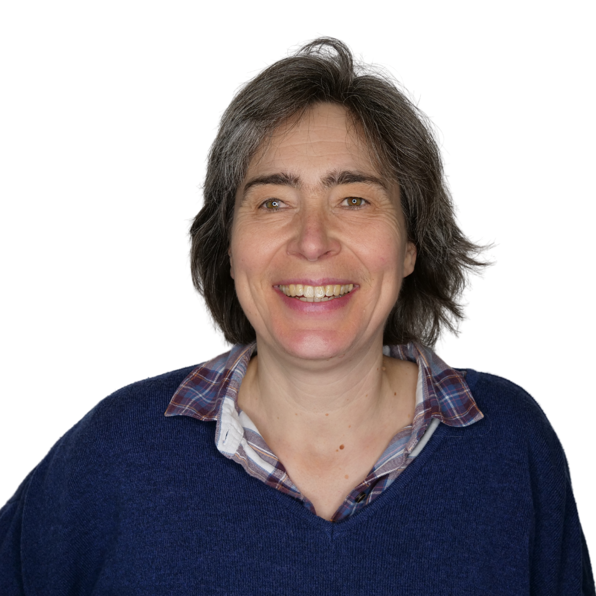 Doris_Lorenz Porträt von Doris Lorenz. Sie hat kinnlange graue Haare und lächelt in die Kamera. Sie trägt einen blauen Pullover mit einem karierten Hemd darunter.