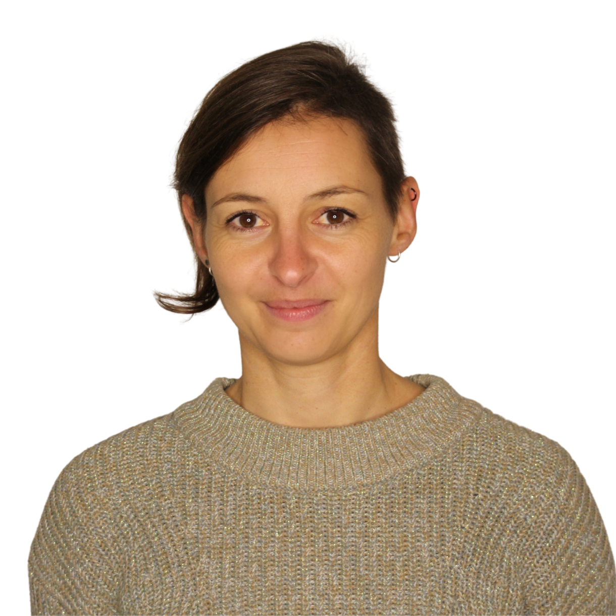 Sinja_Möller Sinja Möller trägt einen beigen Pullover. Ihre Haare sind braun und an einer Seite kurz geschoren, auf der anderen Seite kinnlang. Sie lächelt in die Kamera.
