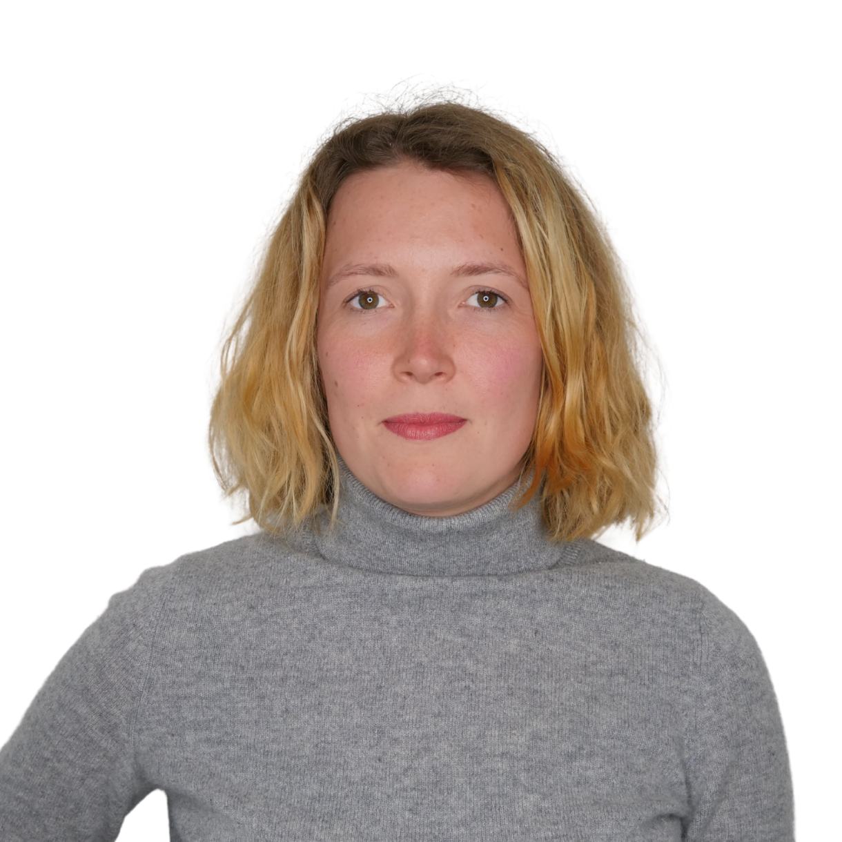 Nina_Mumm Nina Mumm trägt einen grauen Rollkragenpullover. Sie hat blonde schulterlange Haare und lächelt in die Kamera.