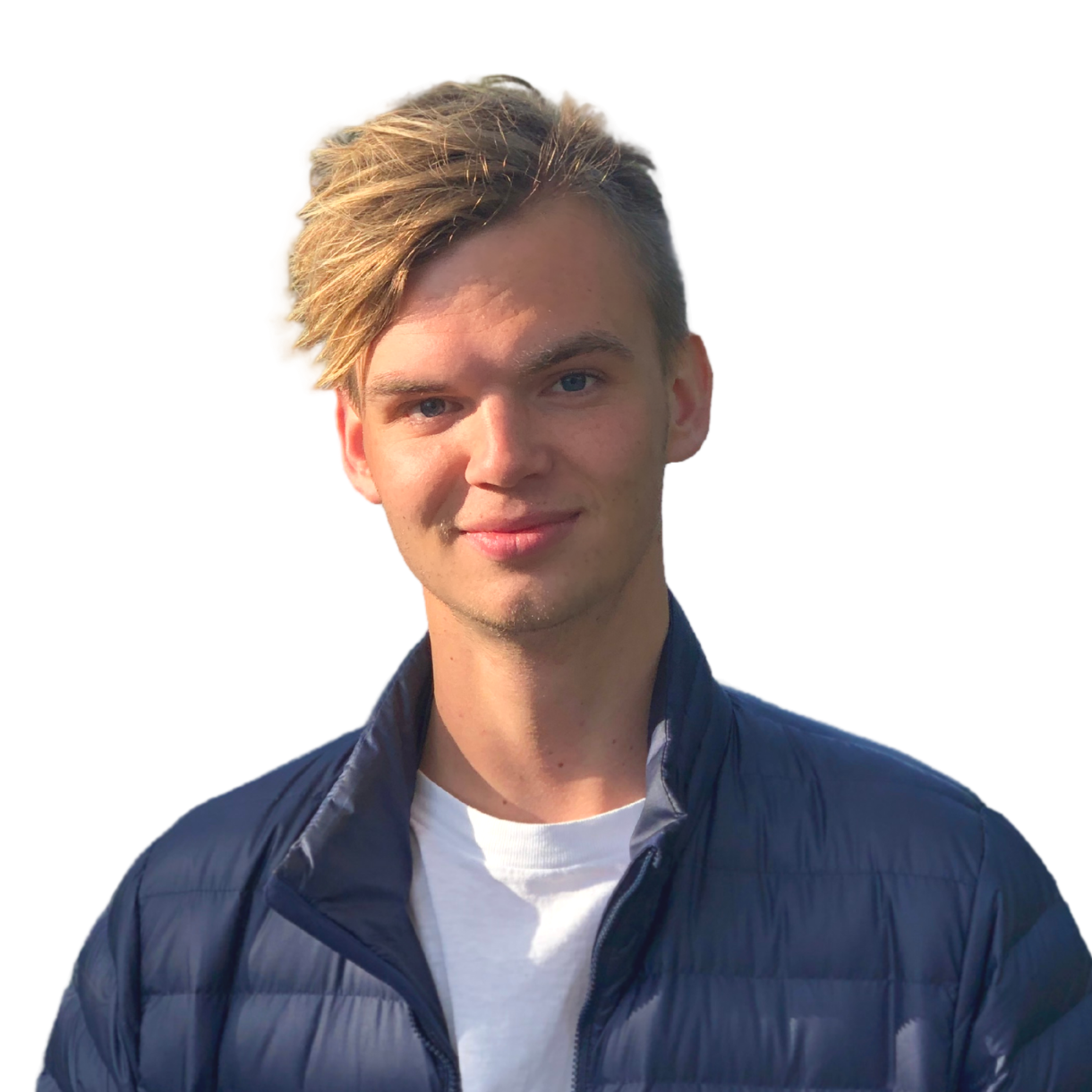 Max_Nettlau Porträt von Max Nettlau. Ein junger Mann mit kurzen blonden Haaren lächelt in die Kamera. Er trägt ein weißes Shirt mit einer blauen Jacke darüber.