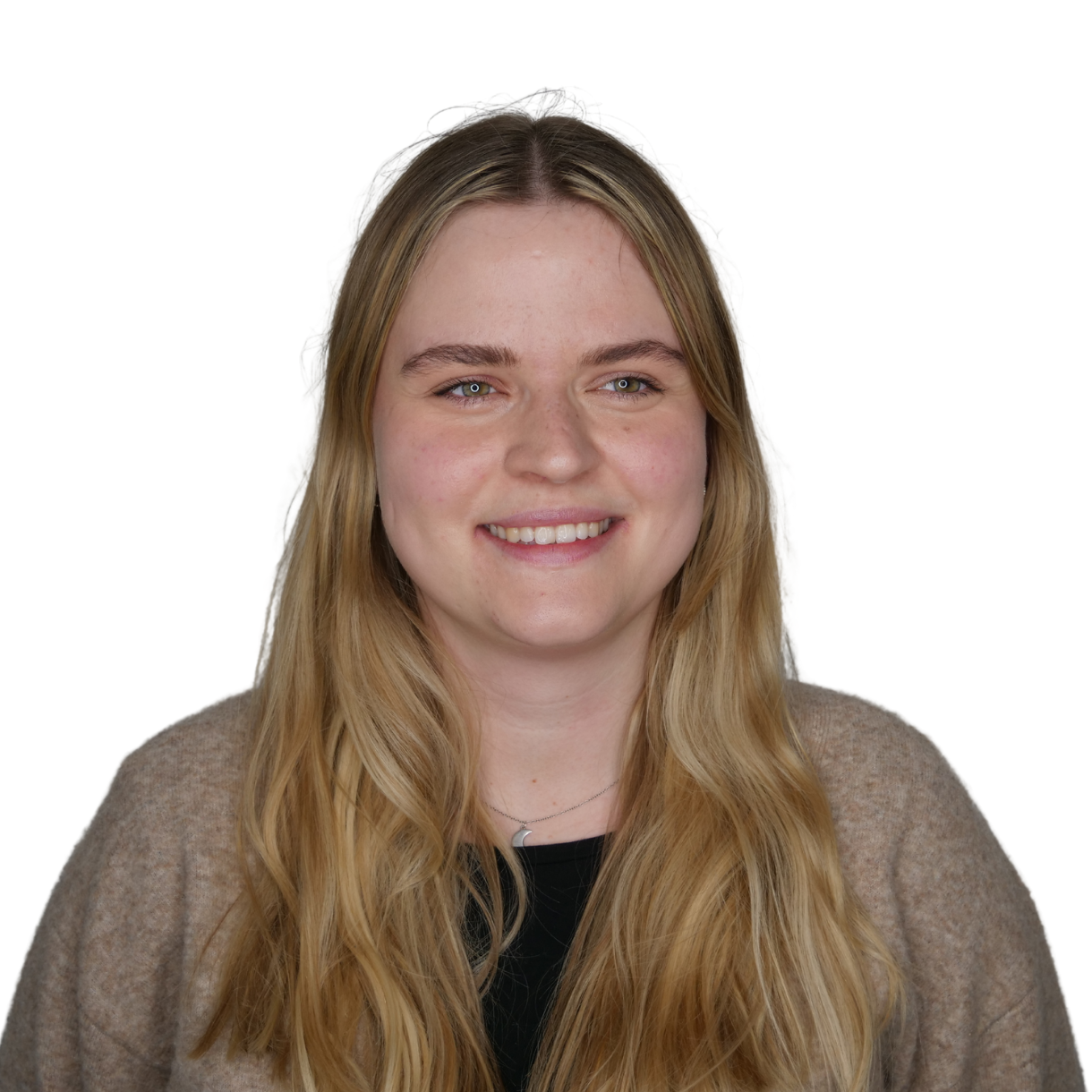 Anna_Reinhart Porträt von Anna Reinhart. Eine junge Frau mit blonden langen Haaren lächelt in die Kamera. Sie trägt ein schwarzes Oberteil mit einer beigen Cardigan darüber.