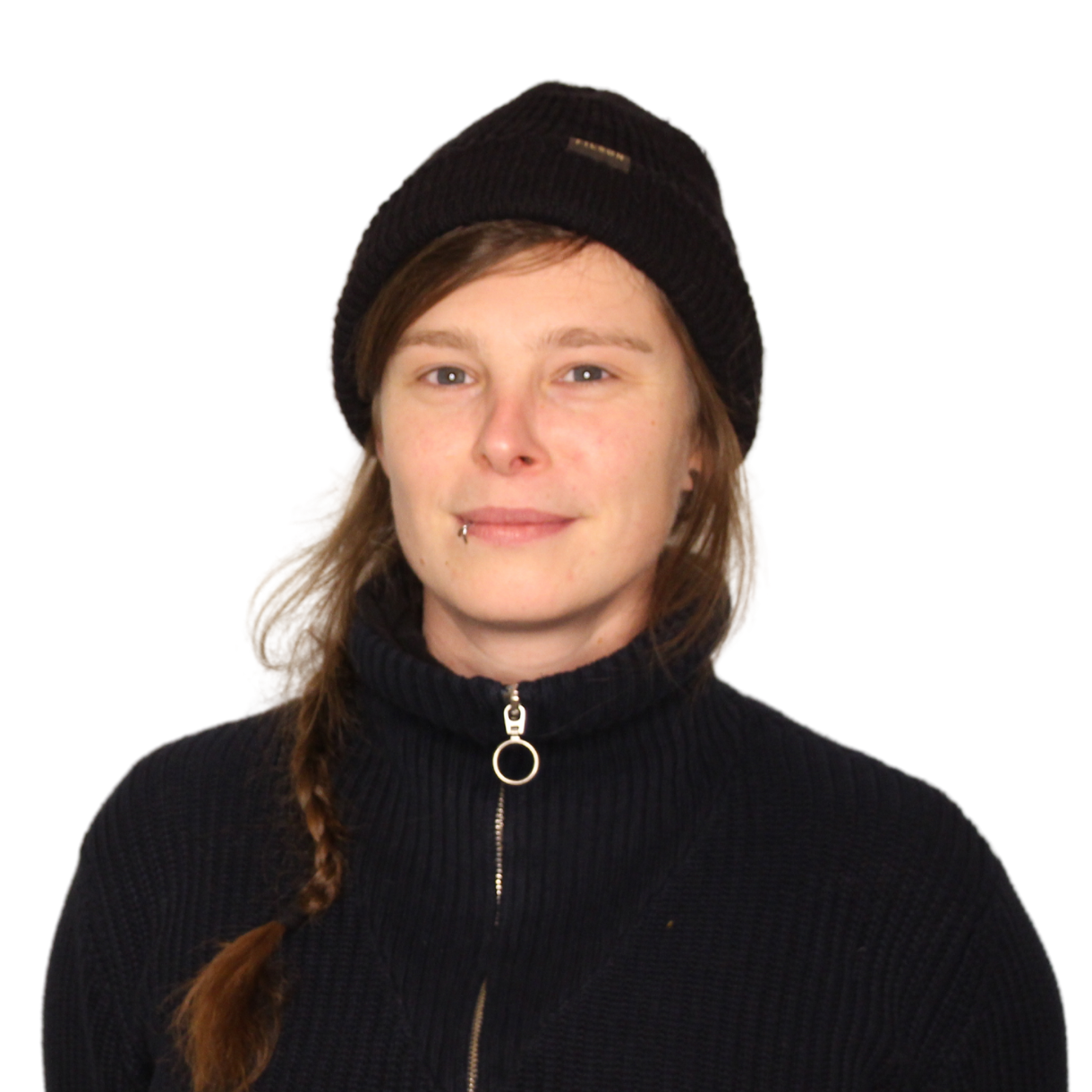Helen_Ruck Helen Ruck trägt einen blauen Rollkragenpullover. Sie hat braune Haare, die zu einem Zopf geflochten sind. Sie trägt eine blaue Wollmütze und lächelt in die Kamera. An ihrer Unterlippe hat sie ein Piercing.