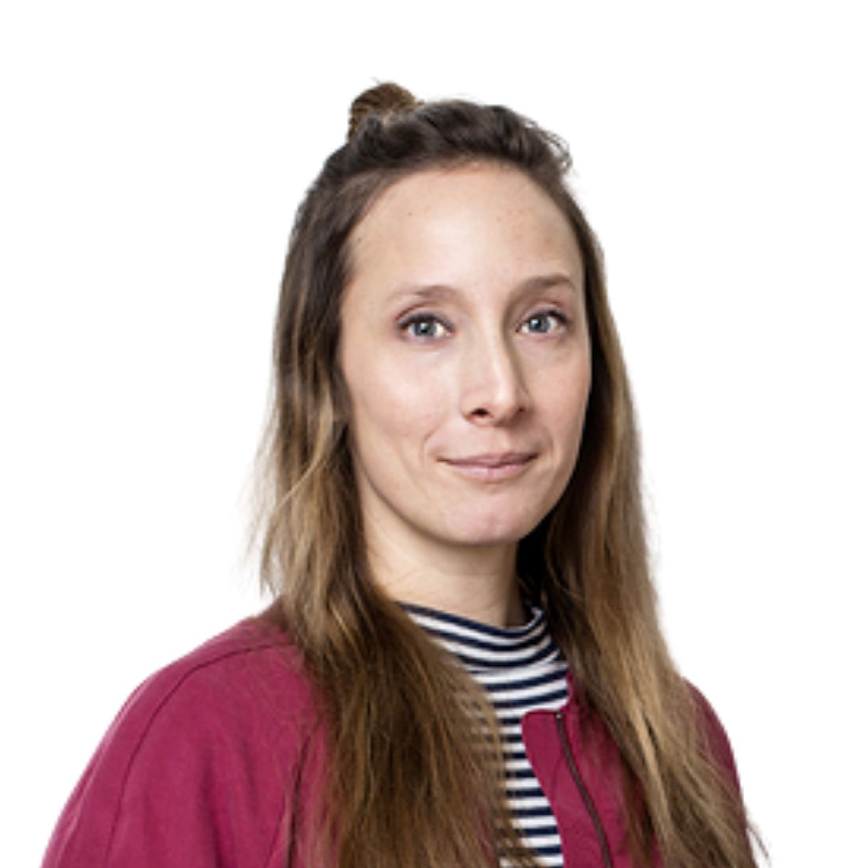 Katharina_Troch Porträt von Katharina Troch. Eine Frau mit dunkelblonden, langen Haaren schaut in die Kamera. Sie trägt eine rote Jacke und darunter ein gestreiftes Shirt.