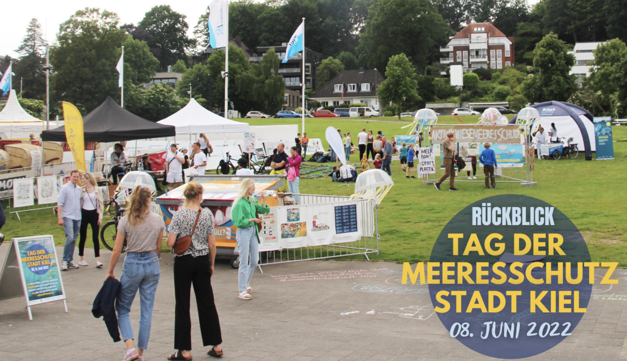 Tag der Meeresschutzstadt Kiel Vielen Menschen und Zelte stehen auf der Reventlouwiese an der Kieler Förde.