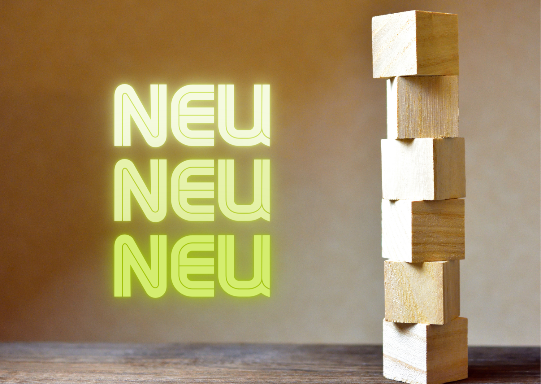 Neue Webseite Böll SH Rechts steht ein Turm aus aufeinander gestapelten Bauklötzen aus Holz. Links davon steht in grün neun, neu, neu.