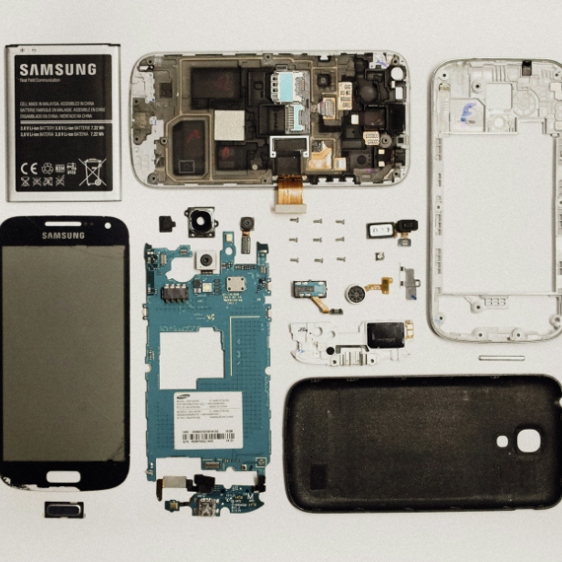 Einzelteile eines Smartphones.