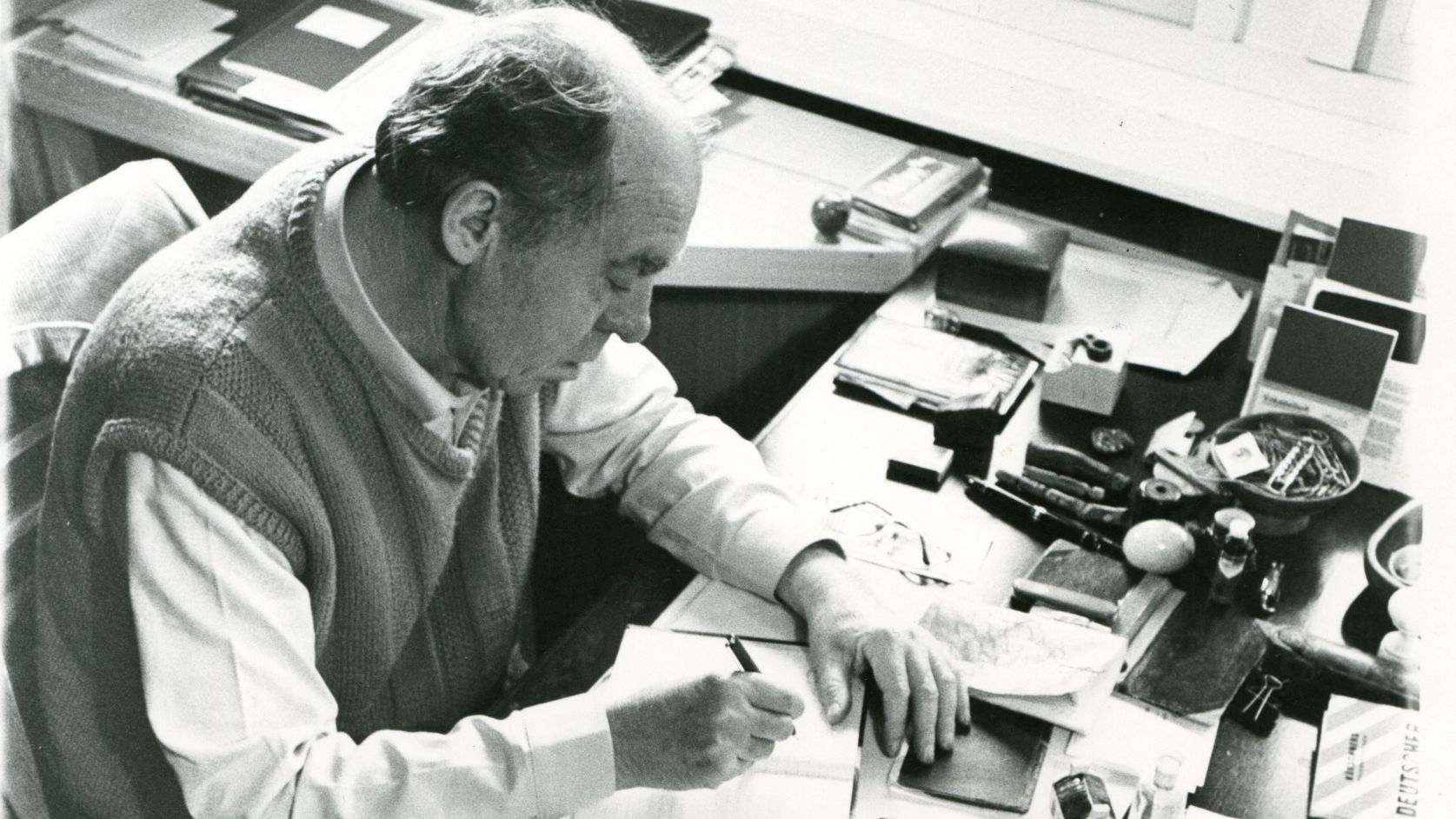 Heinrich Böll am Schreibtisch
