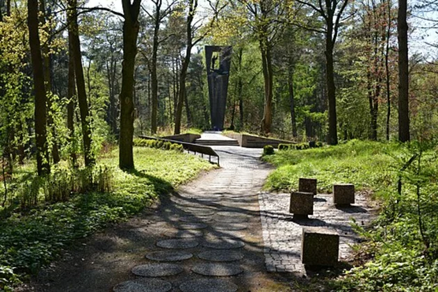 Park der Gedenkstätte Gudendorf mit einem Denkmahl.