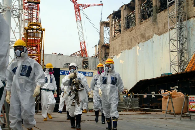 IAEO-Experten verlassen Block 4 des TEPCO-Kernkraftwerks Fukushima Daiichi am 17. April 2013 im Rahmen einer Mission zur Überprüfung der japanischen Pläne zur Stilllegung der Anlage.