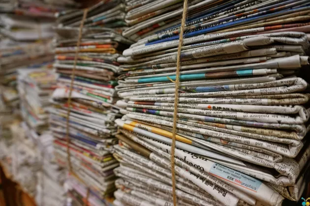 Viele Zeitungen sind mit Schnüren zu Bündeln gebunden.