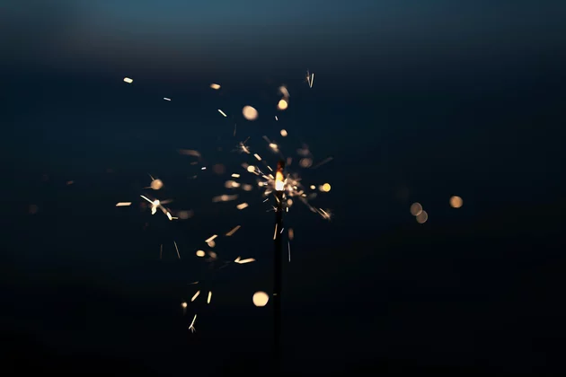 Funken von einem Feuerwerk vor dunklem Hintergrund.