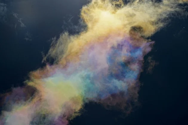 Farbexplosion auf schwarzem Hintergrund