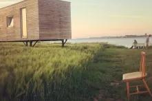 EIn Tiny House steht am Ufer der Schlei und wird als Cowork Space auf dem Land genutzt.