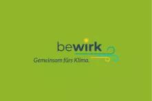 Logo bewirk – Gemeinsam fürs Klima in blau, gelb und türkis auf grünem Hintergrund