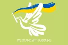 Eine gezeichnete weiße Taube trägt eine Flagge der Ukraine im Schnabel. Unten steht: We stand with Ukraine.