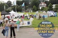 Vielen Menschen und Zelte stehen auf der Reventlouwiese an der Kieler Förde.