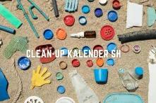 Auf Sand liegt Müll aus dem Meer verteilt. Vor allem Plastickdeckel und -flaschen sind zu sehen. Darüber steht: Clean-Up Kalender SH