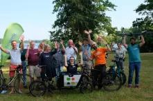 Die Gruppe von bewirks landesweiten Netzwertreffen zum Thema Mobilitätsinitiativen posiert vor dem Malenter Kellersee.