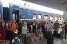 Die Reisegruppe der Bildungsreise nach Moldova steht vor einem Zug im Bahnhof von Chisinau.