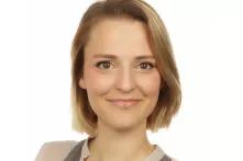 Portrait von Jule von dem Bussche. Eine junge Frau mit kinnlangen blonden Haaren und einem Piercing in der Unterlippe.