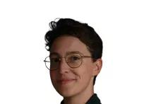Porträt von Natalie Demmer. Eine junge Frau mit kurzen brauen Haaren lächelt in die Kamera.