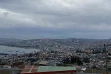 Panorama von Vaparaiso, Chile. Am Boden sind viele Häuser, der Horizont ist grau.