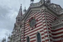 Eine rot-weiß gestreifte Kirche in Kolumbien. Sie ist reich verziert.