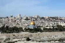 Im Vordergrund ist der Ölberg in Jerusalem, mittig die Al Aqsa Moschee und im Hintergrund die Jerusalemer Altstadt.