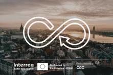 Im Hintergrund ist eine Stadt von oben in der Abenddämmerung zu sehen. Darüber ist ein Symbol gezeichnet, das Kreislauf symbolisiert. Unten sind die Logos von Interreg BSR, Creative Circular Cities und die EU-Flagge.