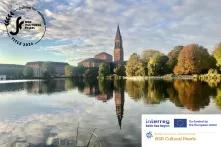 Der Kieler Rathausturm spiegelt sich im Wasser des Kleinen Kiels. Das Wetter ist sonnig. Oben links ist das Logo von BSR Cultural Pearls 2024.