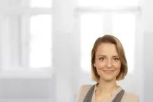 Portrait von Jule von dem Bussche. Eine junge Frau mit kinnlangen blonden Haaren und einem Piercing in der Unterlippe.