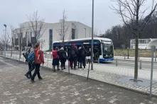 Teilnehmende des Partnermeetings von Liveability steigen in einen Linienbus in Gdynia.