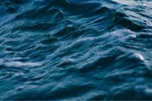 Eine Welle im Meer von oben.