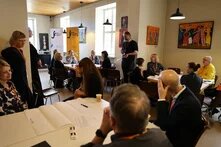 Zu sehen sind viele Vertreter*innen/Teilnehmer*innen des BSR Programms Cultural Pearls, die in einem Raum sitzend an Tischen und stehend coworken.