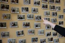 Zu sehen ist ein Board, auf der viele verschiedene Polaroidbilder abgebildet sind.