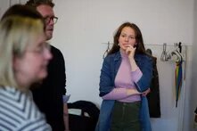 Vier Personen im Gespräch untereinander. Zwei davon Isabelle Buschow und Lasse Petersdotter MdL.