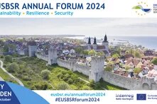 Plakat für das EUSBSR Annual Forum 2024 mit den Themen Nachhaltigkeit, Resilienz und Sicherheit. Das Forum findet vom 29. bis 31. Oktober in Visby, Schweden, statt. Im Hintergrund ist ein Luftbild von Visby mit seiner historischen Stadtmauer und Gebäuden zu sehen. Logos der EUSBSR, der Interreg Ostseeregion und der Europäischen Union sind unten rechts abgebildet