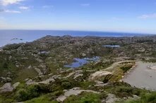 Norwegens Landschaft aus Steinen mit Blick aufs Wasser.
