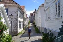Gemeinde Eigersund. Eine Fußgängergasse in Eigersund mit weißen Häusern links und rechts.
