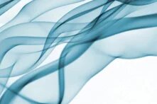 Blauer Schleier auf weißem Hintergrund.