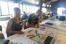 berte-petersen-und-jorn-frenzel-halten-den-tag-mit-ihren-skizzen-fest