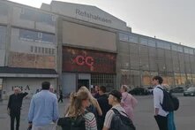 Eine Gruppe an Menschen bei einer Stadttour vor einem großen Gebäude.