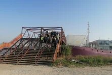 Stadttour Kopenhagen. Zu sehen sind Menschen auf einem Bauwerk aus Stahl mit einer breiten Treppe vorweg. Im Hintergrund ist Stadtsilhouette zu erkennen.