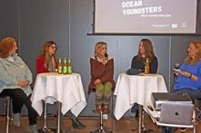 Das Meer im Klassenzimmer: Ocean Youngsters begeistern Schulen und ziehen positive Zwischenbilanz. Die Podiumsgäste: Stefanie Sudhaus, Podiums-Moderatorin und Meeresbiologin; Lientje Fischhold, Schülerin und stellv. Vorsitzende des Kinder- und Jugendbeirats aus Bad Oldesloe; Janina Löwe, Projektmitarbeiterin Ocean Youngsters; Tina Kattemeyer, Kreisfachberaterin für BNE der Landeshauptstadt Kiel und des Kreis Plön; Dr. Daniela Efler-Mikat, Lehrerin der Hebbelschule Kiel.
