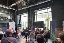 In einer Runde sitzen Teilnehmende eines Forums auf dem Creative Bureaucracy Festival teil.