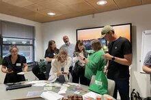 Nach dem Vortrag über Sterk Hoogkerk umringten die Partner*innen Marian Hegeman (Sterk Hoogkerk) und Jacko Rink (WIJ Hoogkerk), um mehr über das Erfolgsmodell zu erfahren und die ansprechenden Materialien zu begutachten.